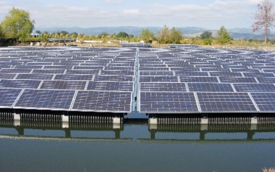 http://inhabitat.com/floatovoltaics-far-niente-wynerys-floating-solar-power/wp-content/blogs.dir/1/files/napa2.jpg